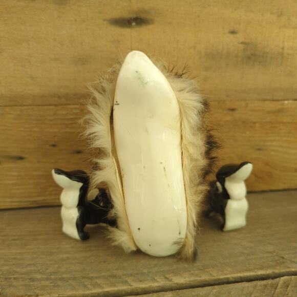 Vtg 1950s Kitschy Anthropomorphic Chained Skunk Family Mom with Fur and Babies - Picture 4 of 10